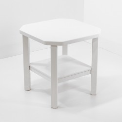 La Table T501 laqué en blanc avec quatre pieds.