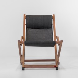 chaise à bascule en bois et toile tendu noire