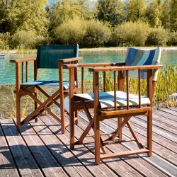 Photo d'ambiance au bord d'un lac, deux chaise metteur-en-scène en bois