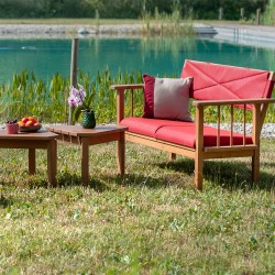 banquette en bois et tissu rouge + 2 table basse en bois au bord d'un lac.
