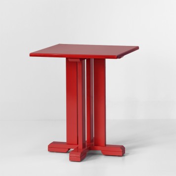Table en bois laquée rouge vif, sur fond blanc