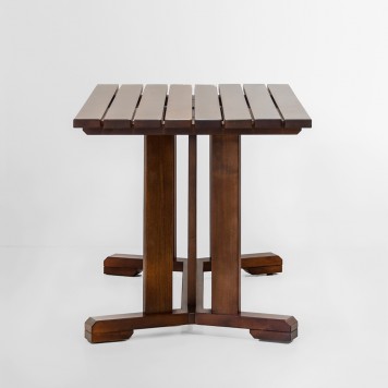 Packshot d'une table en bois avec lames ajourées.