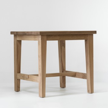 Table en bois de chêne sur quatre pieds vue de profil. Sur un fond blanc.