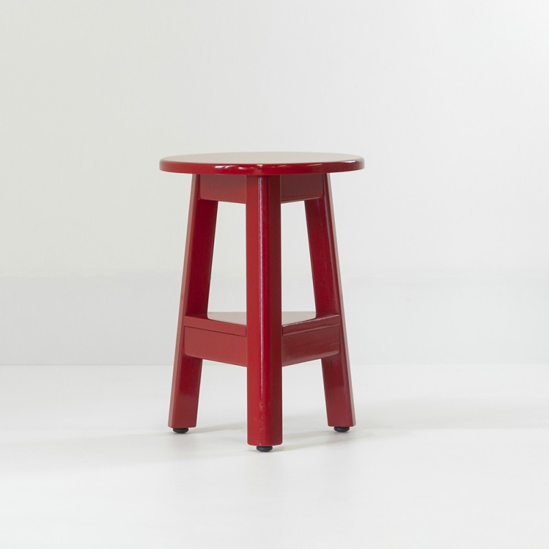 tabouret à 3 pieds, assise ronde, entièrement laqué rouge brillant