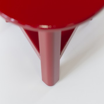 zoom sur assise ronde d'un tabouret rouge