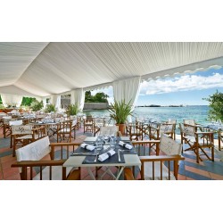 Réalisation pour une terrasse sur la Côte d'Azur, les metteurs en scène sont personnalisés aux couleurs de la plage.
