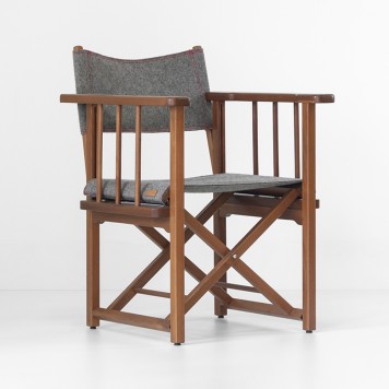 Icône intemporelle, notre fauteuil metteur en scène F104H est au plus proche du dessin originel datant des années quarante.